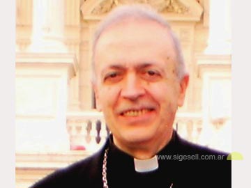 Monse�or Antonio Marino: confirmaciones y visita al Instituto Anna Bottger